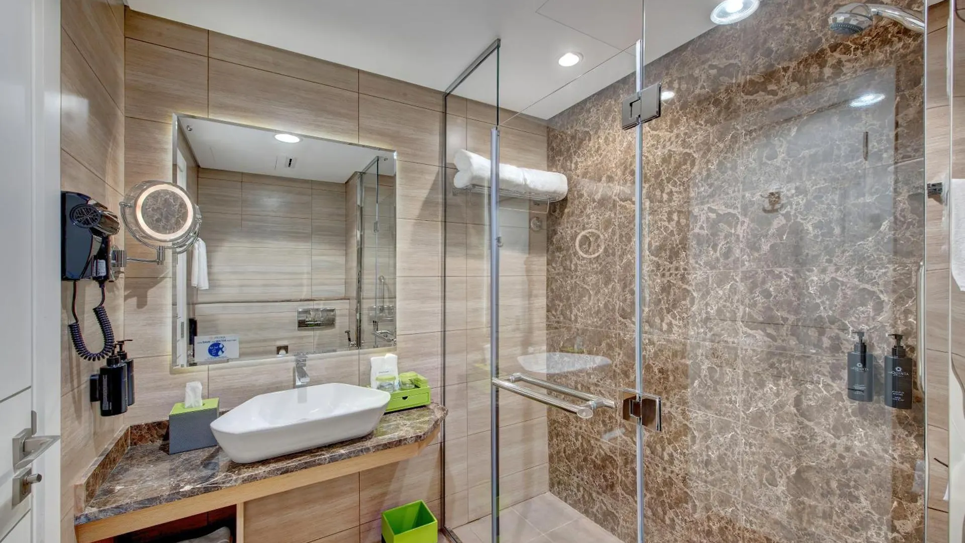 La Quinta By Wyndham Abu Dhabi Al Wahda Hotel